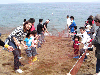 磯の生物観察会の様子